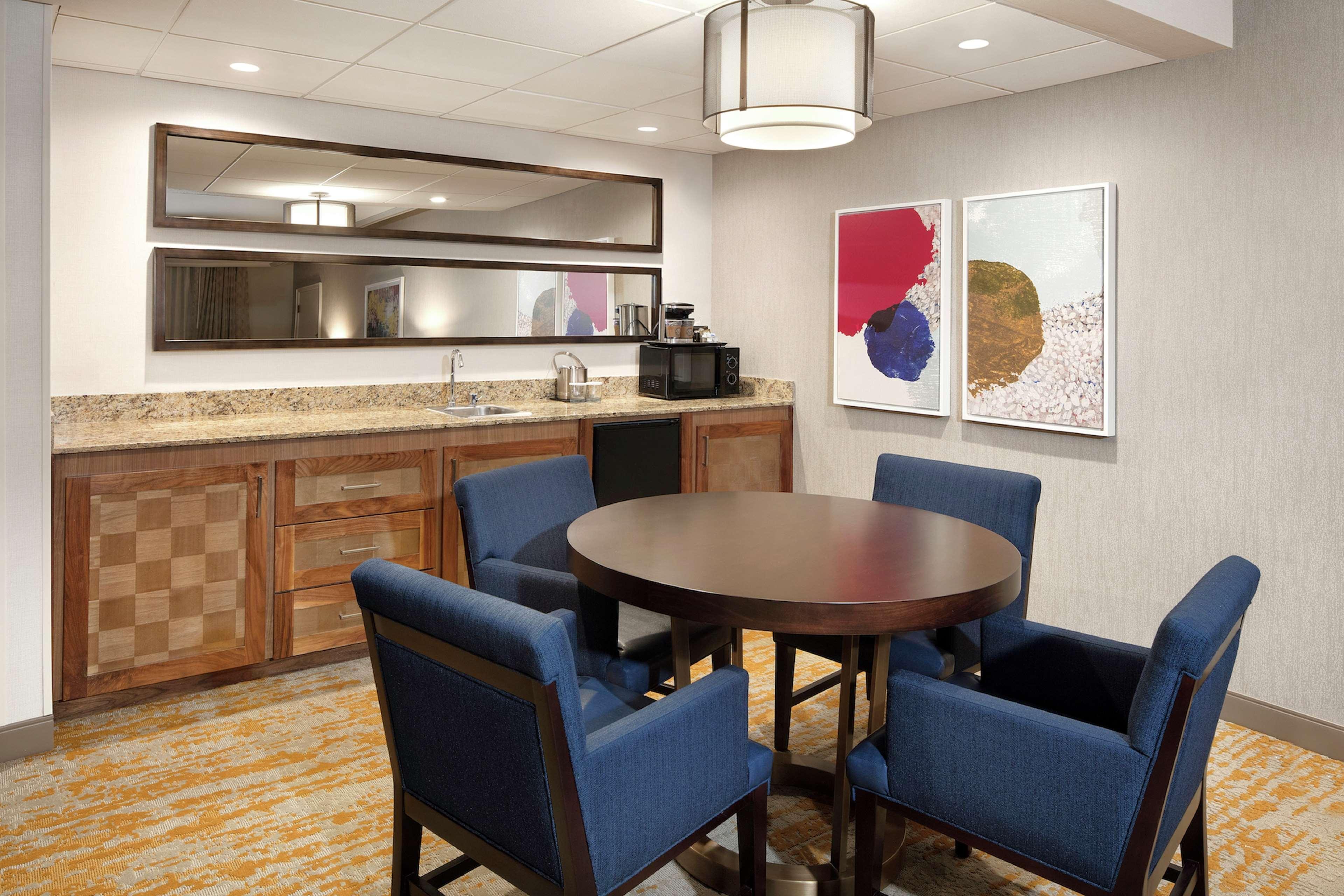 Hotel Doubletree By Hilton Airport Ontario