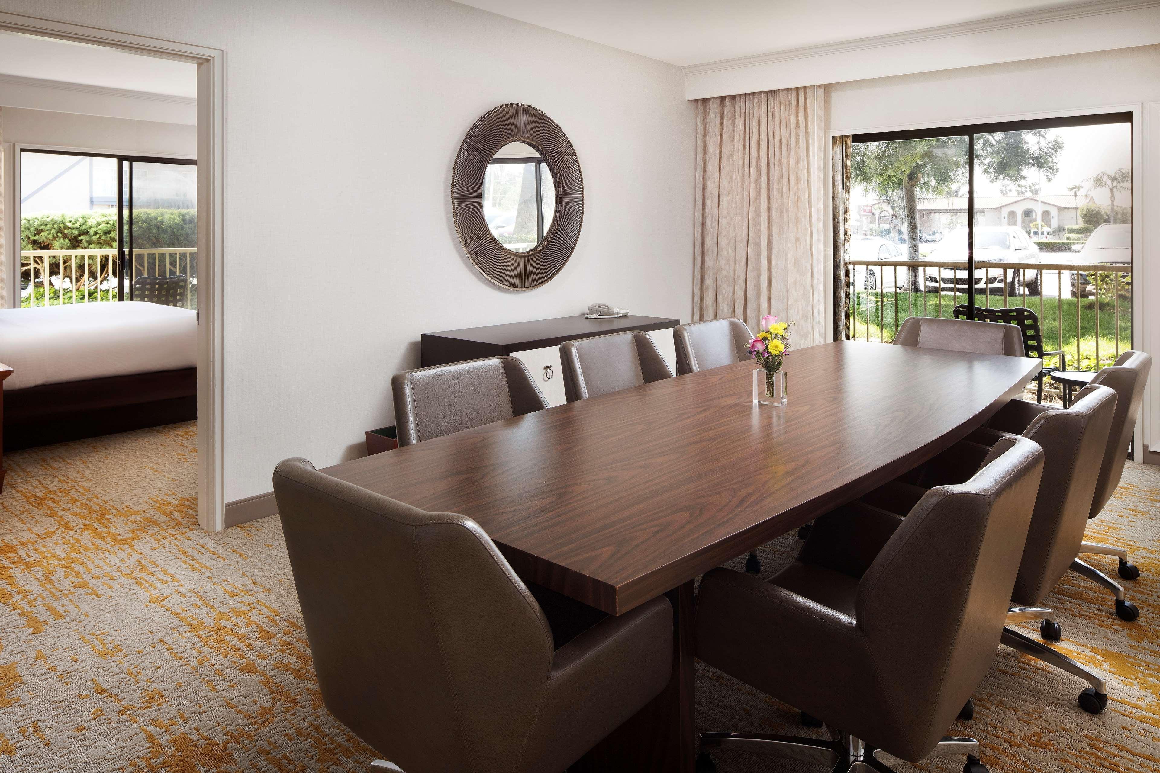 Doubletree By Hilton Airport Ontario