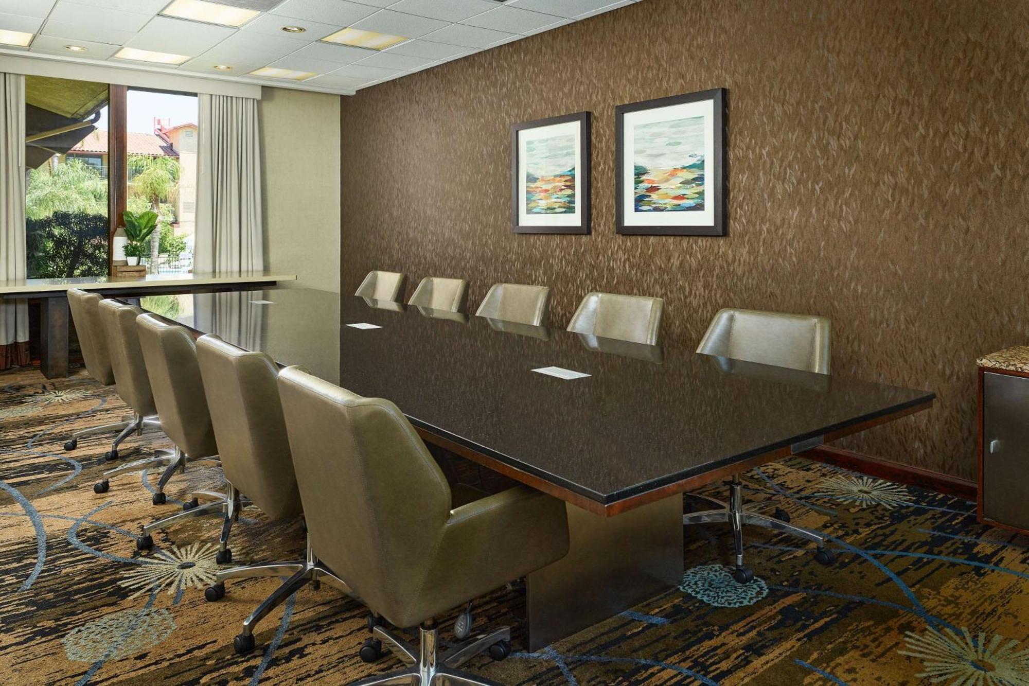 Doubletree By Hilton Airport Ontario