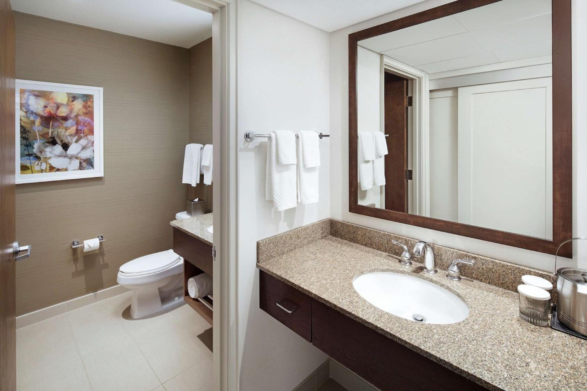 Doubletree By Hilton Airport Ontario