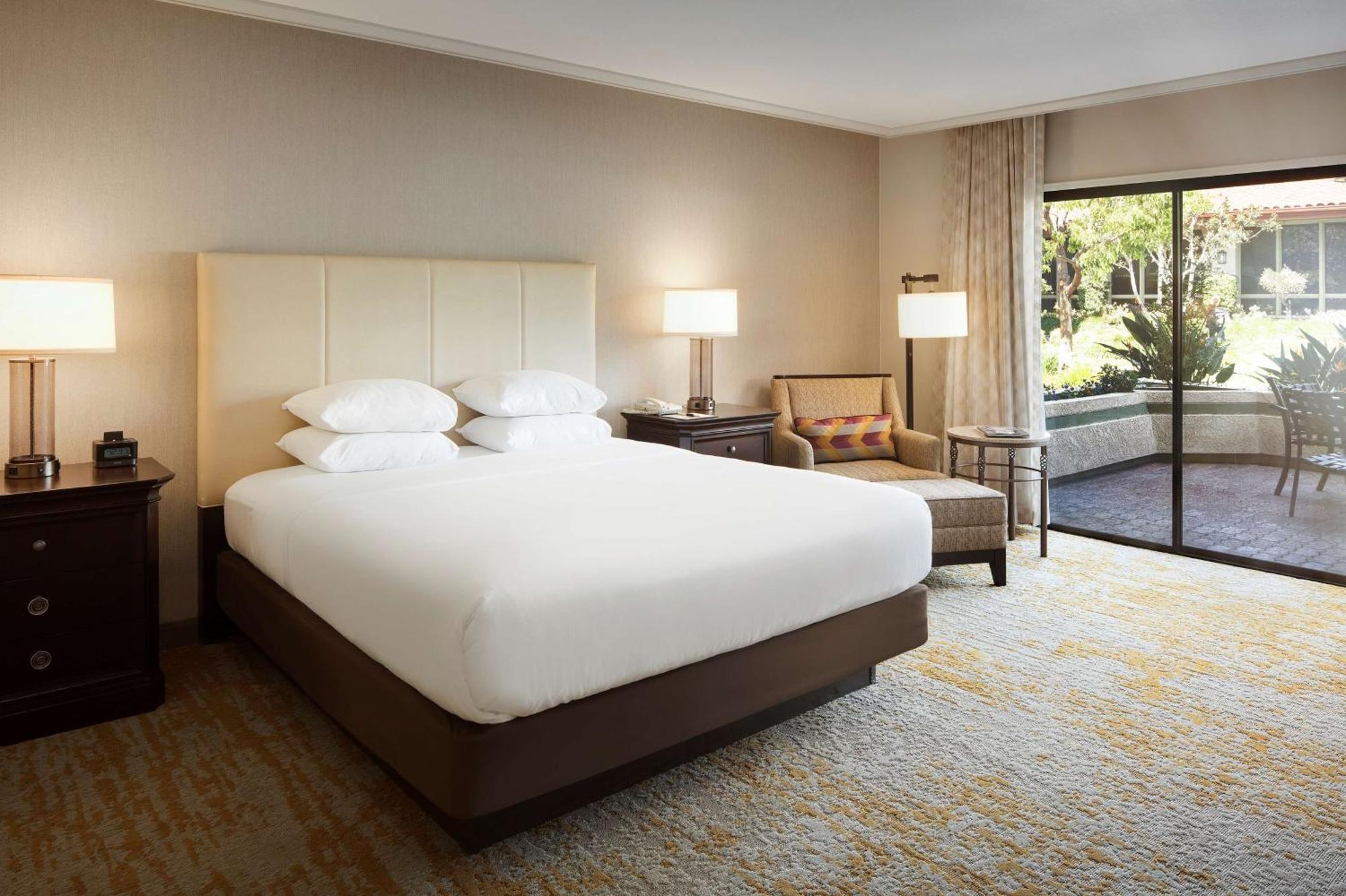 Doubletree By Hilton Airport Hotel Ontario